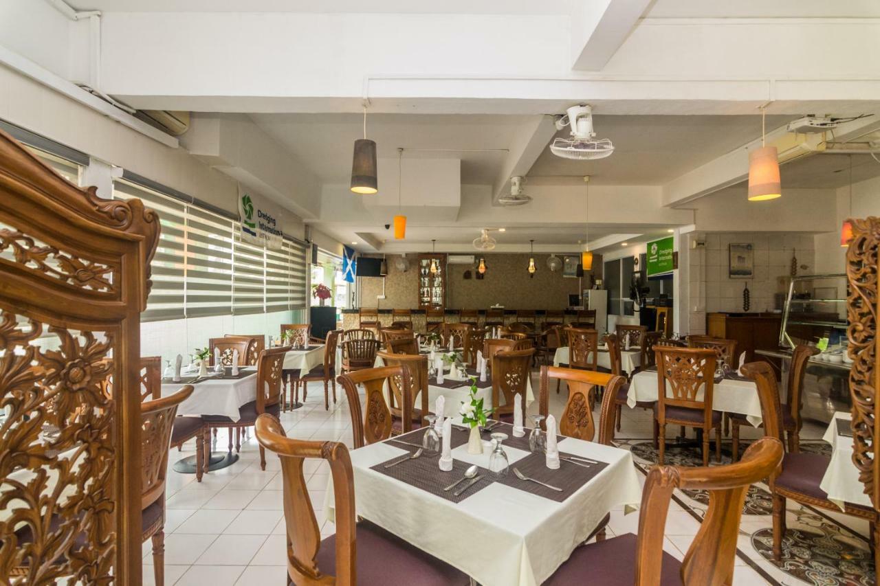 Vaccinated Staff - Oyo 1771 Zeke Hotel Batam Экстерьер фото